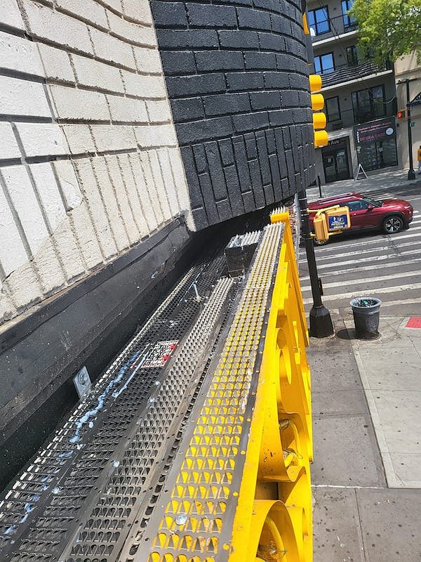 Dissuasore installato dietro un'insegna commerciale su una via di New York.