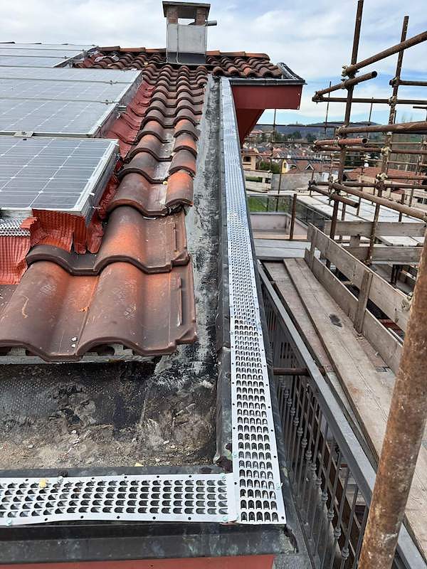 Dissuasore lungo la linea di gronda di un edificio a Torino.