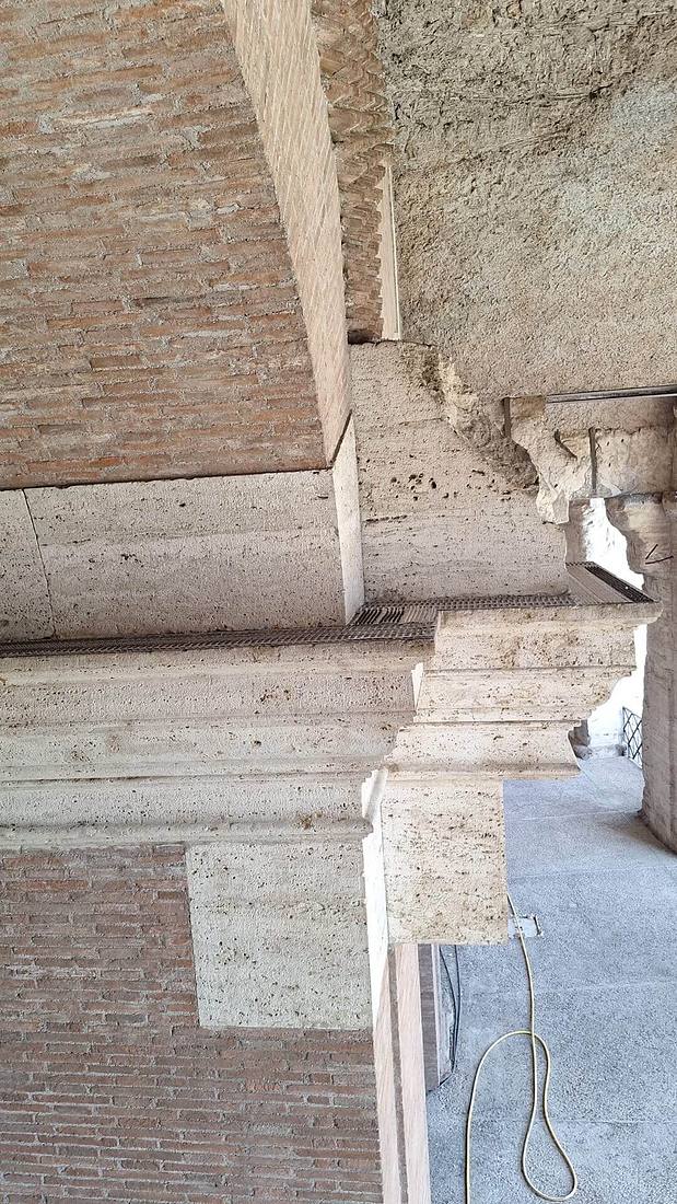 Dispositivo dissuasore per volatili installato lungo il coronamento di un edificio storico.